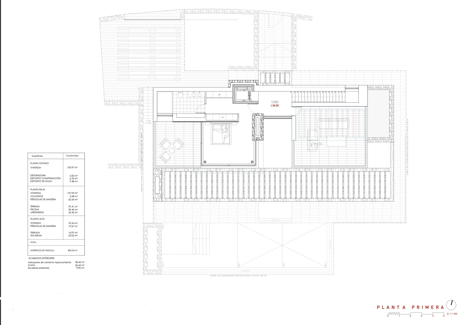 Technische plattegrond van de eerste verdieping met de hoofdslaapkamer, badkamer en een ruim terras overdekt door een houten pergola.