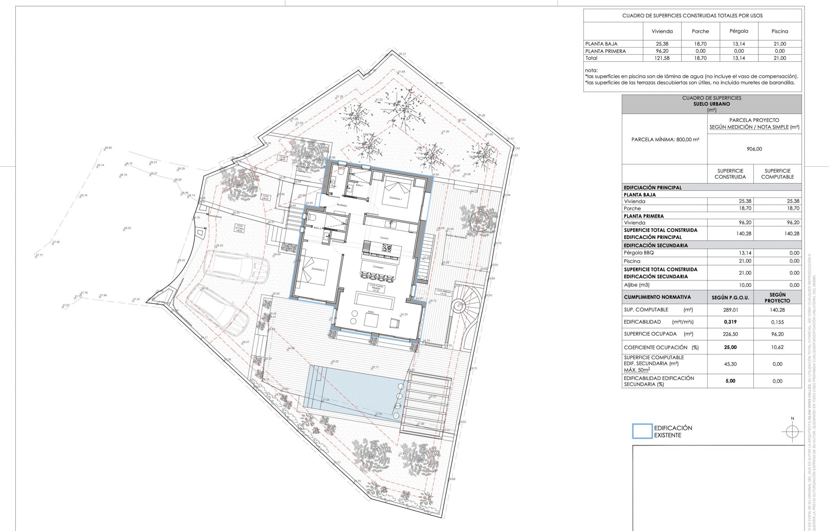 Gedetailleerd architectonisch inplantingsplan en indeling van de eerste verdieping, met weergave van de binnenruimtes, het zwembad, parkeergelegenheid en de oppervlaktetabellen.
