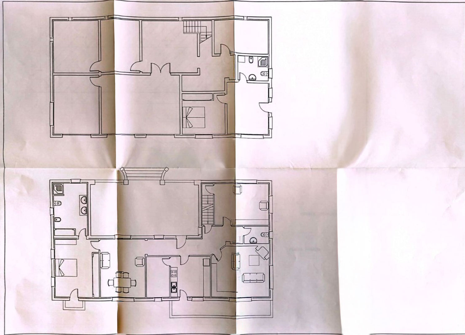 Gedetailleerde architecturale plattegrond van de twee verdiepingen van de woning, inclusief kamerindeling, trappen en terrasruimtes.