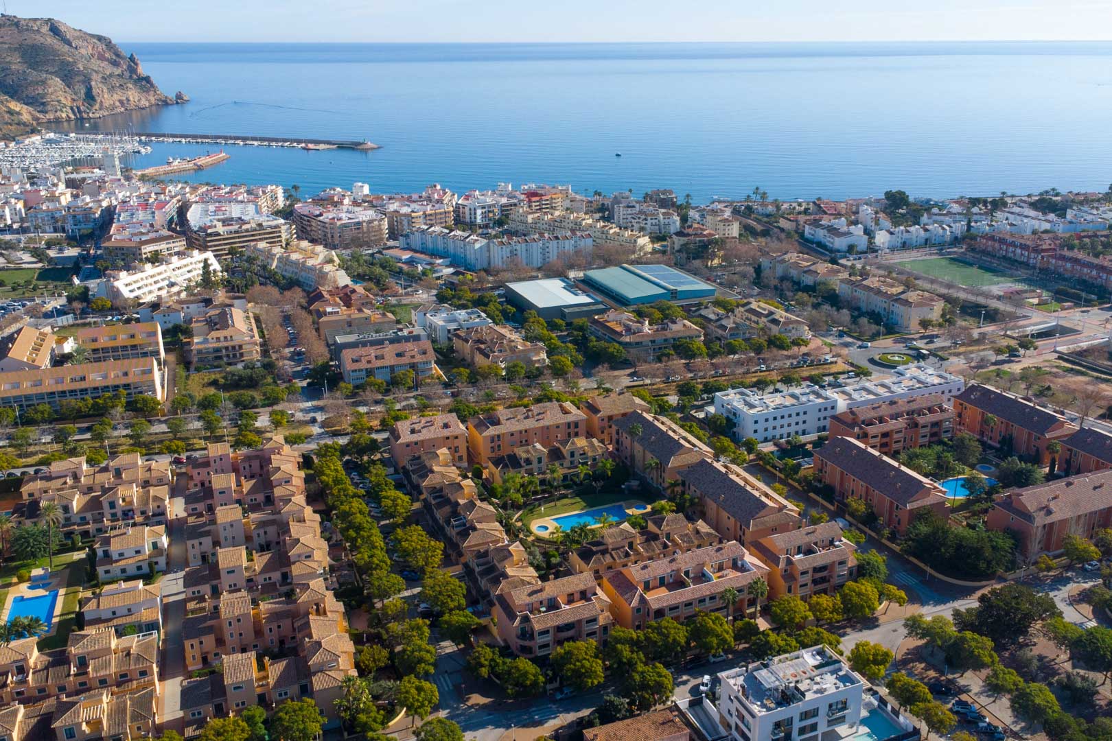 Luchtfoto van het Floridamar-complex in Jávea, met het centrale zwembad en de uitstekende ligging nabij de haven en de Middellandse Zee.