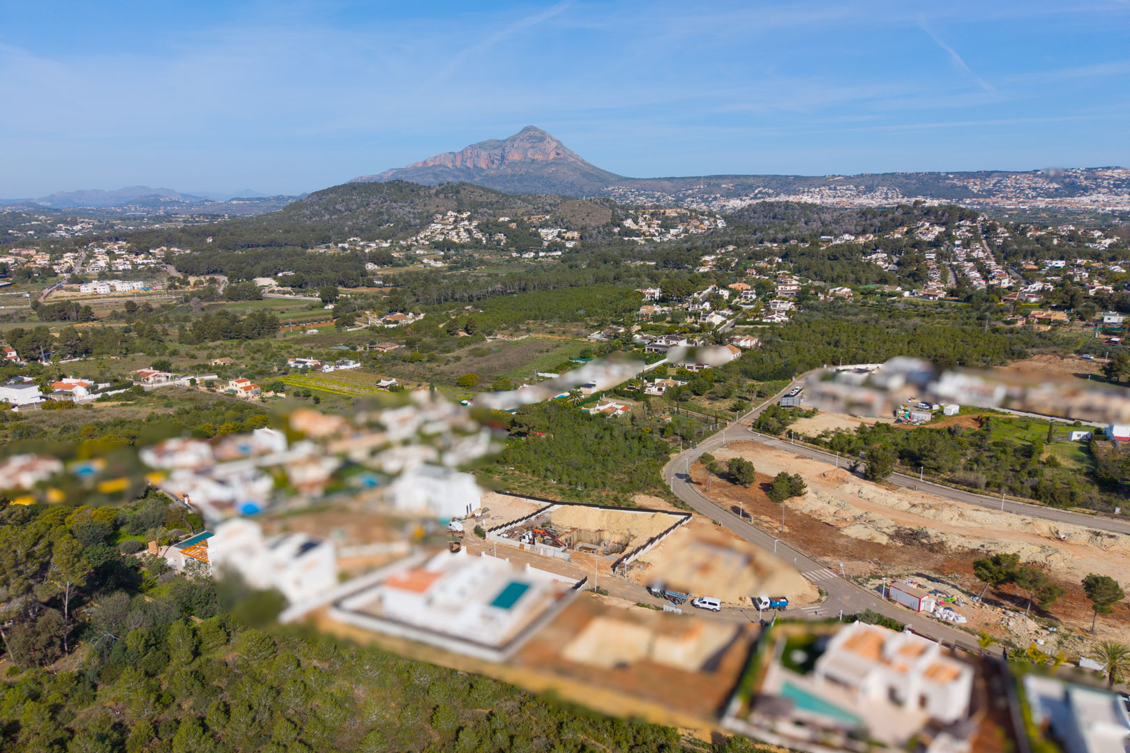 Luchtfoto van de woonwijk Valsol in Jávea, met zicht op de groene omgeving en de berg Montgó op de achtergrond.