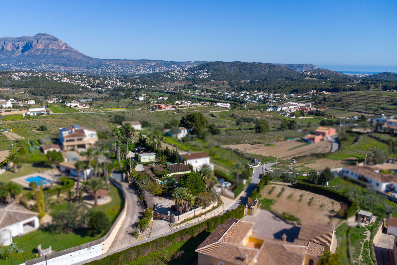 Luchtopname van de traditionele finca en het rustieke perceel, met panoramisch uitzicht op de Montgó en de Middellandse Zeekust.
