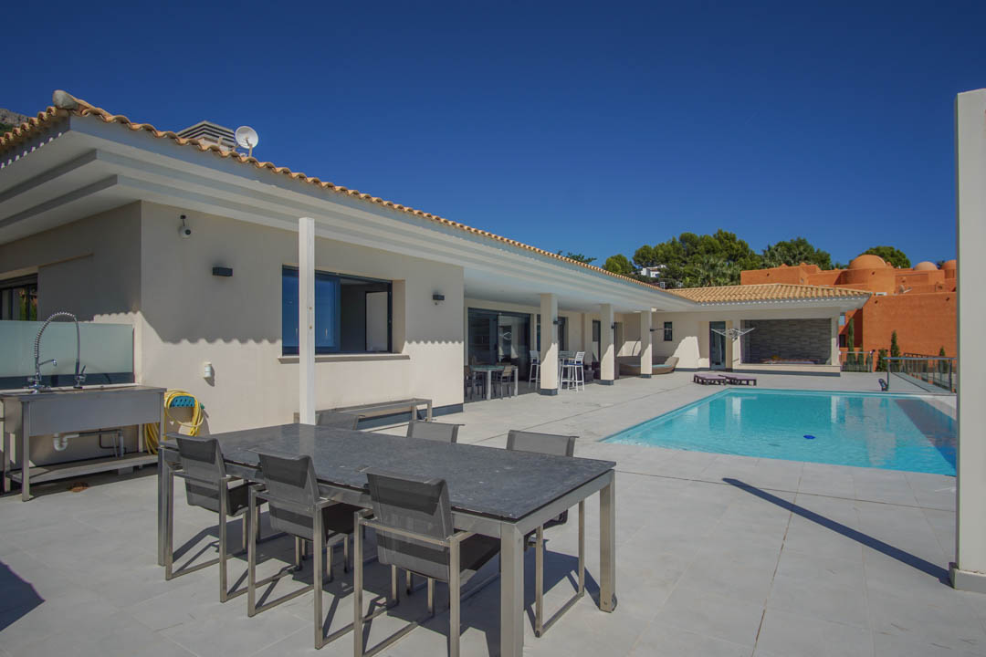 Ruim terras van 240m2 met een zwembad van 10x4m, buiten-eethoek en een functionele buitenkeuken voorzien van een roestvrijstalen werkblad.