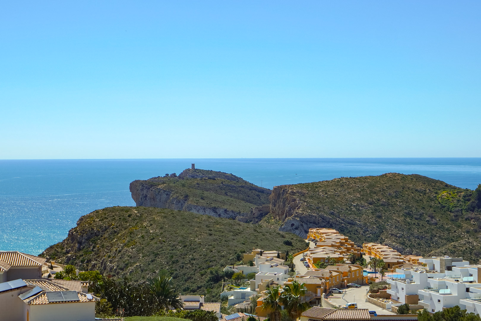 Panoramisch uitzicht vanaf de woning op de Cap d’Or in Moraira, met de Middellandse Zee en de residentiële omgeving van Cumbre del Sol.
