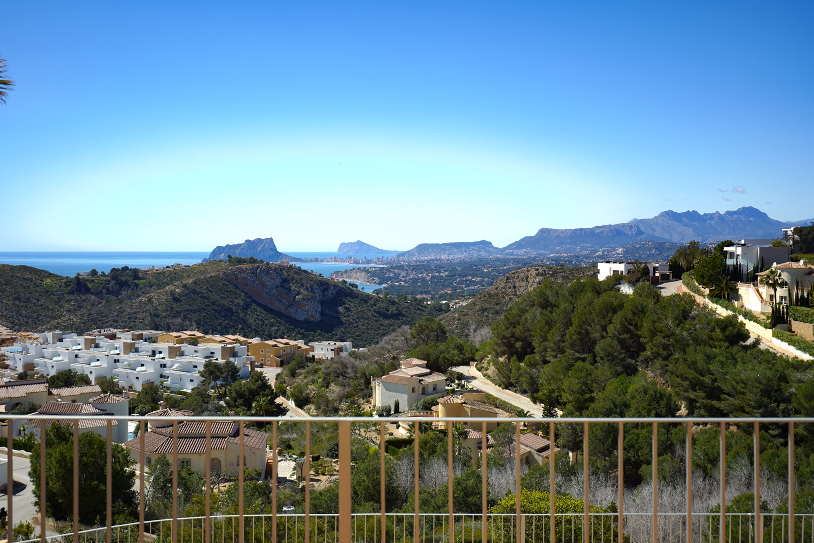 Panoramisch uitzicht vanaf het terras op de Peñón de Ifach in Calpe en de kustlijn van Benidorm, omgeven door de mediterrane natuur.