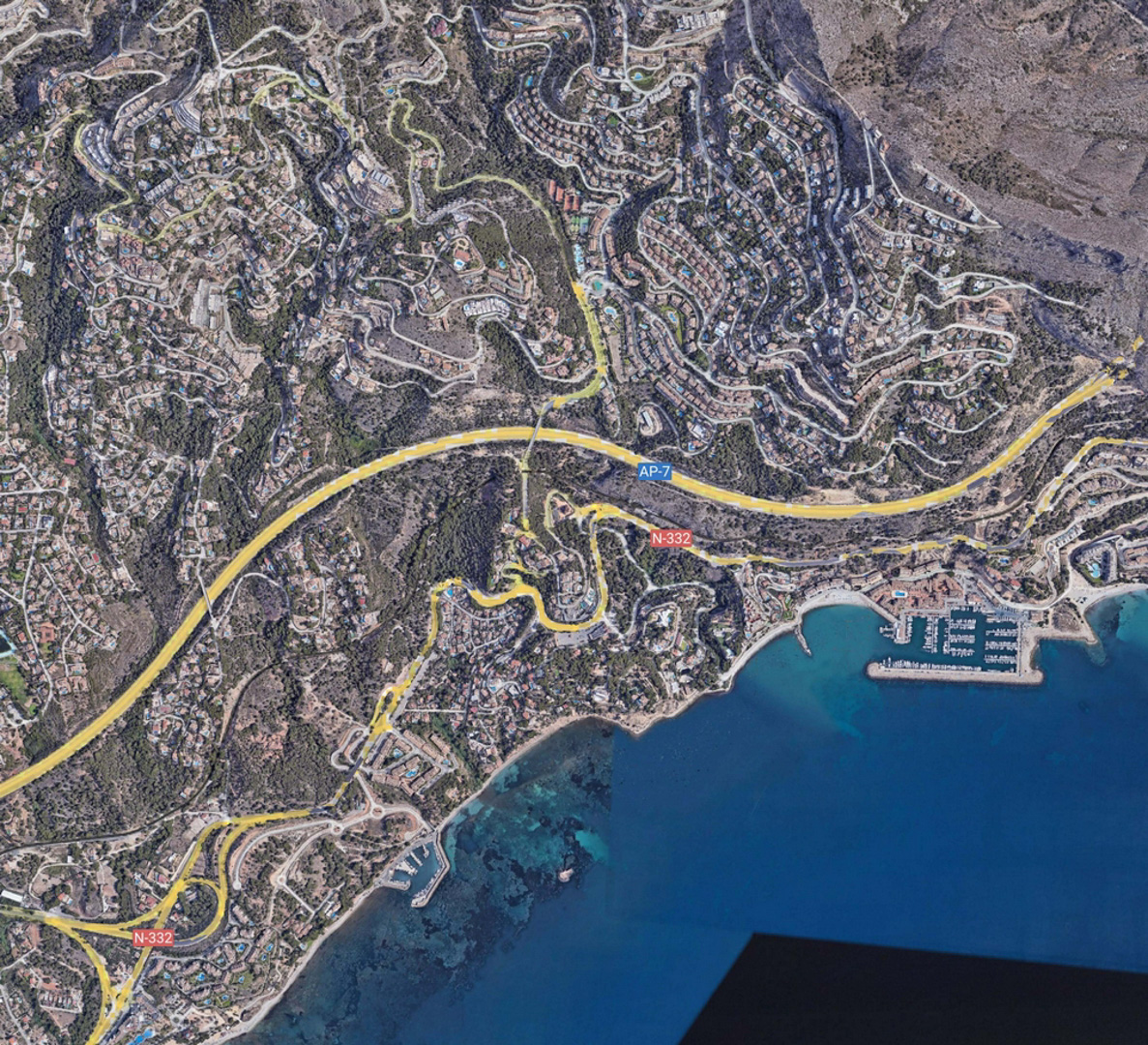 Satelliet luchtfoto van Altea Hills met de strategische verbinding naar de snelweg AP-7, de N-332 weg en de nabijheid van de haven Marina Greenwich.