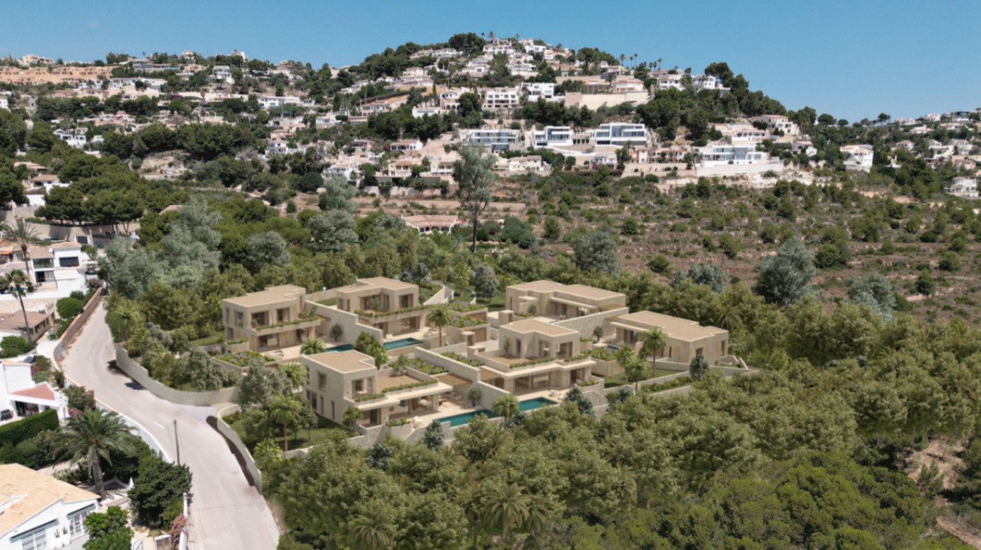 Luchtfoto van een modern wooncomplex met lichtgekleurde villa's en privézwembaden, ingebed in een groene, beboste heuvelhelling.