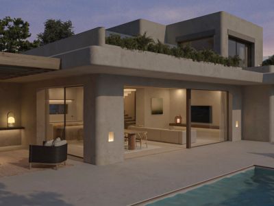 Exterieur van een moderne villa bij zonsondergang, met zwembad en loungehoek onder een houten pergola. Lichte interieurs tonen een open keuken en woon-eetruimte.