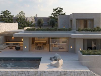 Moderne villa met privézwembad, ruim terras en overdekte buitenlounge. Grote glazen deuren verbinden binnenruimtes met de serene buitenomgeving.