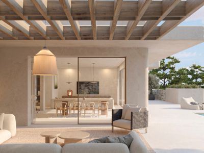 Ruim buitenterras met houten pergola en loungegedeelte, naadloos verbonden met de eetkamer via grote glazen schuifdeuren. Een privézwembad is op de achtergrond zichtbaar.