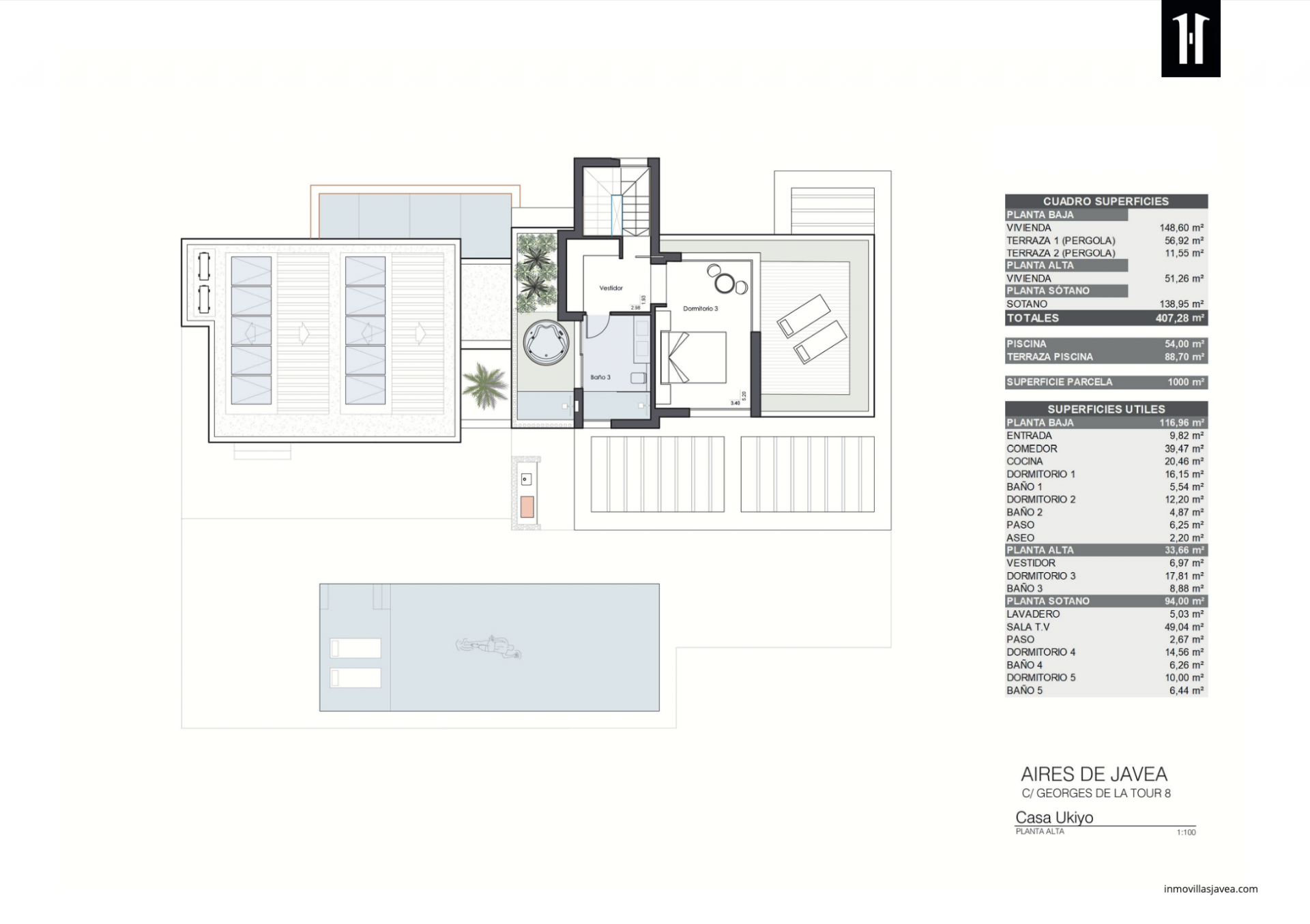 Bovenverdieping met hoofdslaapkamer, inloopkast, en-suite badkamer en directe toegang tot een terras met buitenjacuzzi.