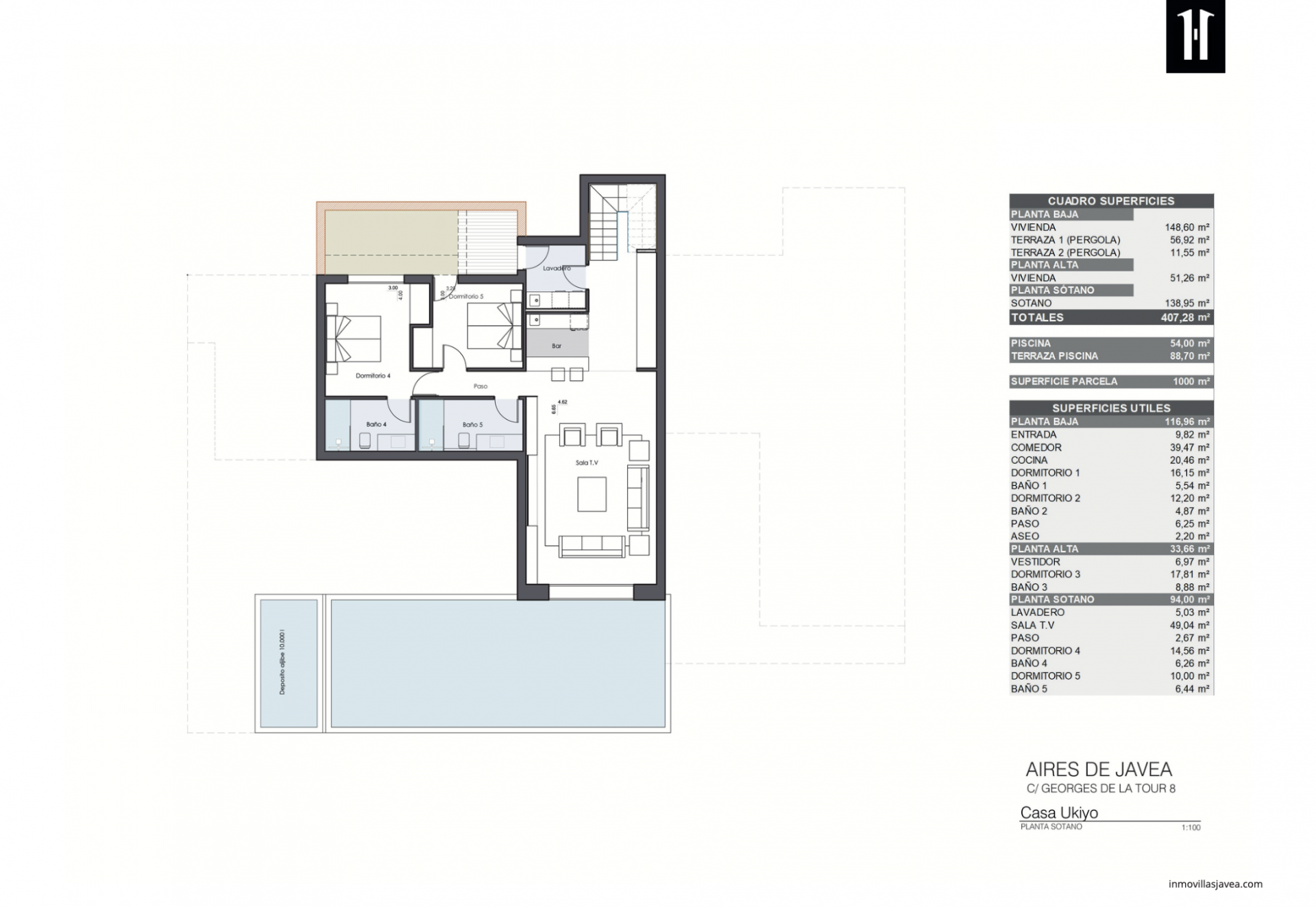 Kelderplattegrond met twee slaapkamers en aangrenzende badkamers, een ruime tv-kamer en een wasruimte, bereikbaar via trap.