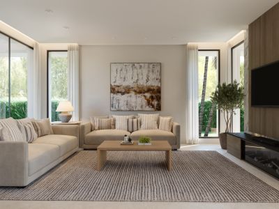 Ruime woonkamer met twee beige banken, een houten salontafel en een getextureerd vloerkleed. Grote ramen bieden uitzicht op weelderig groen, aangevuld met een houten tv-wand met moderne haard.