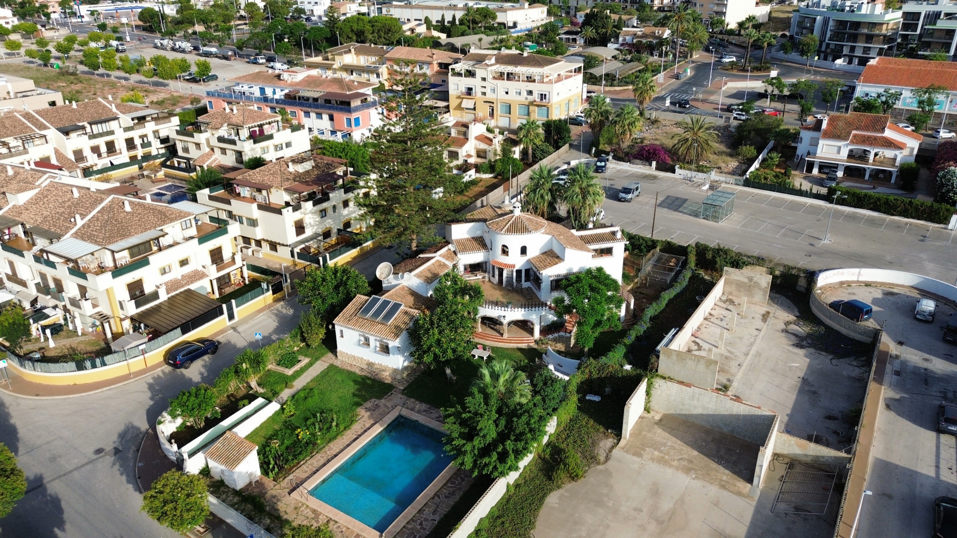 Luchtfoto van de villa met blauw zwembad, omgeven door tuinen en groen in Jávea.