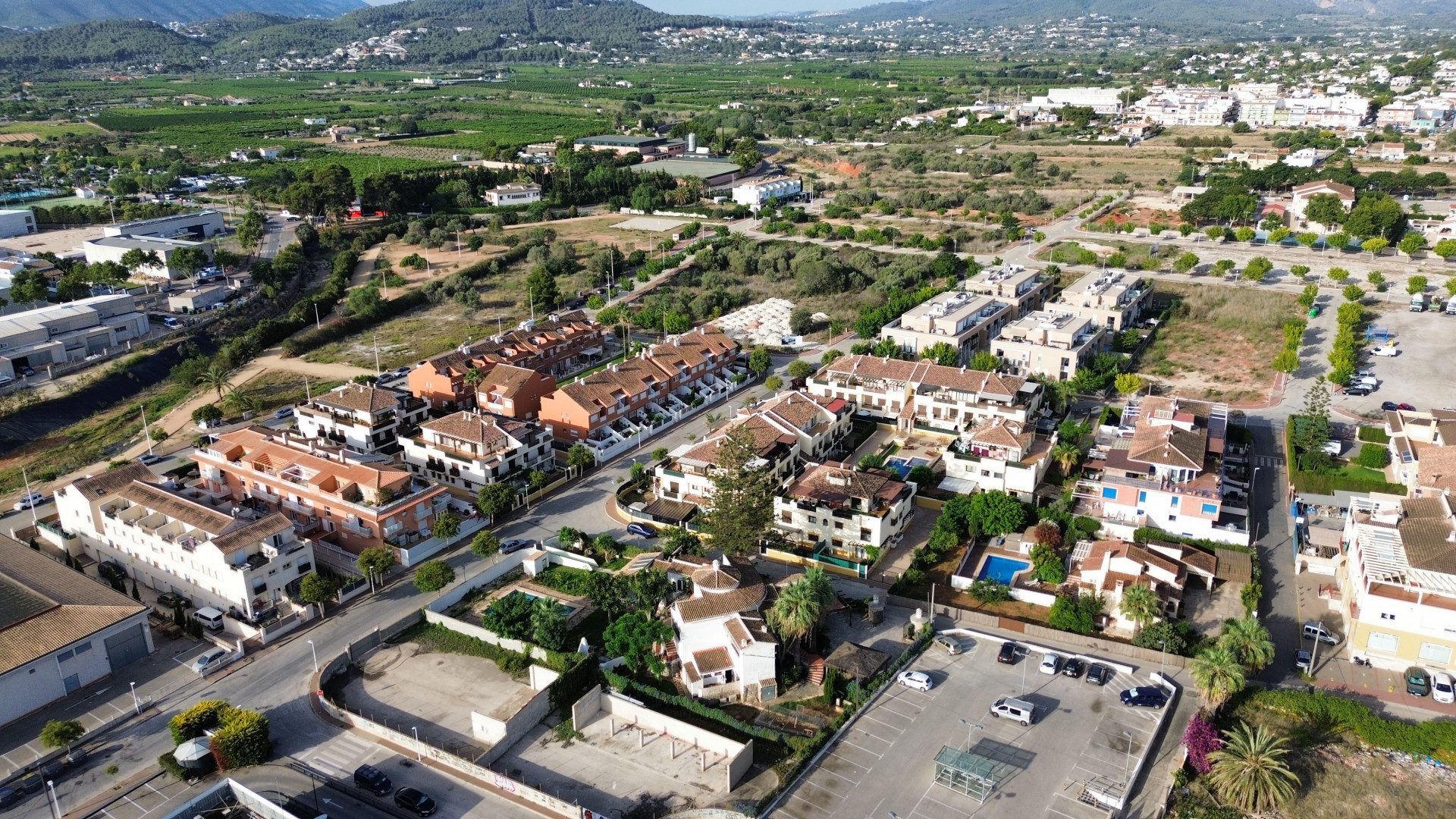 Luchtfoto van het pand in Jávea, omgeven door woningen en groen.