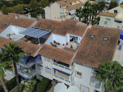 Luchtfoto van het duplex penthouse met zonneterras, luifel en terracotta dakpannen in Jávea.
