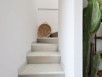 Trapdetail met marmeren treden en rustieke decoratie in Jávea.