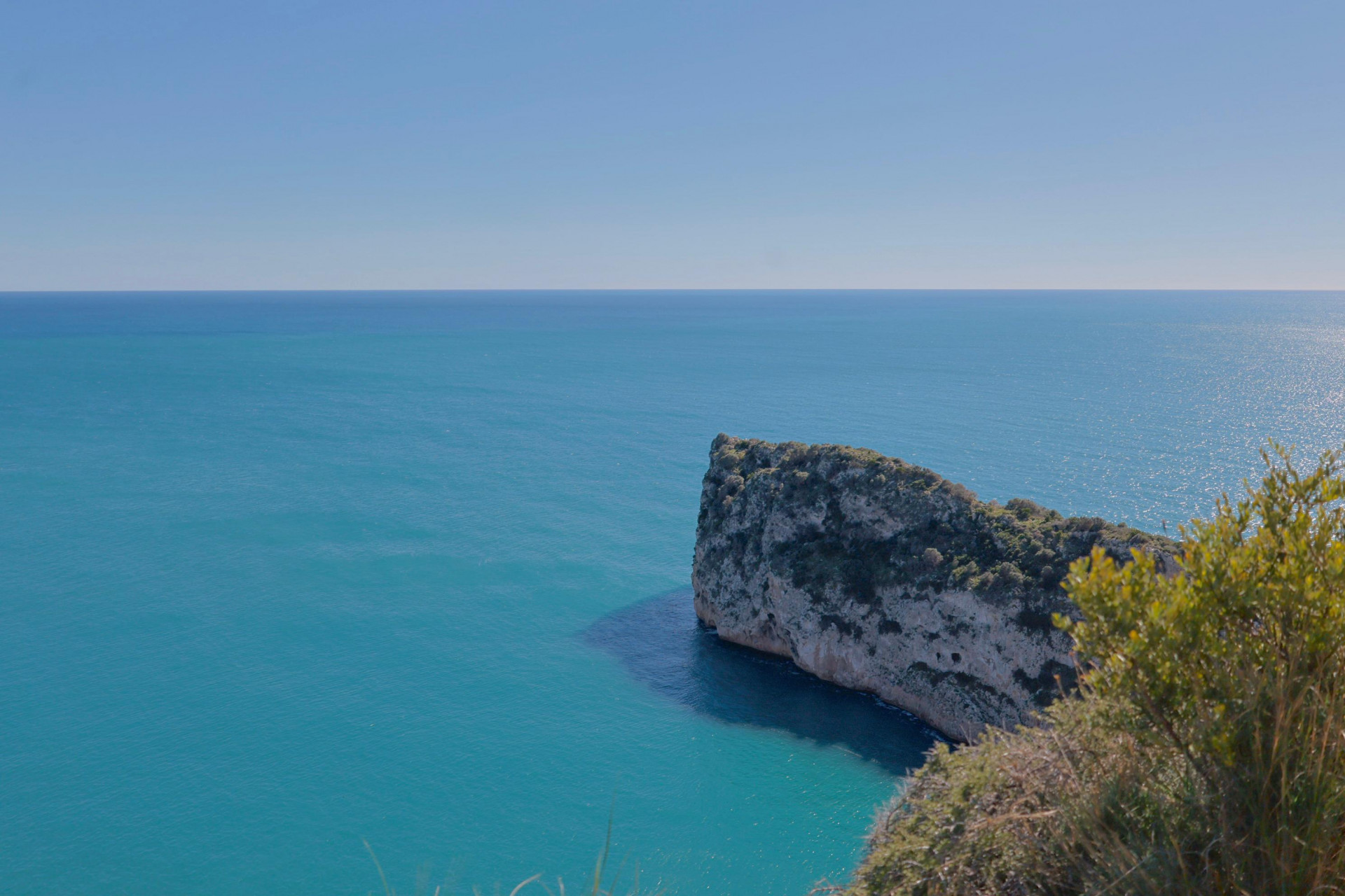 Panoramisch uitzicht op de Middellandse Zee en rotsachtige klif vanaf de kustlijn van Jávea.