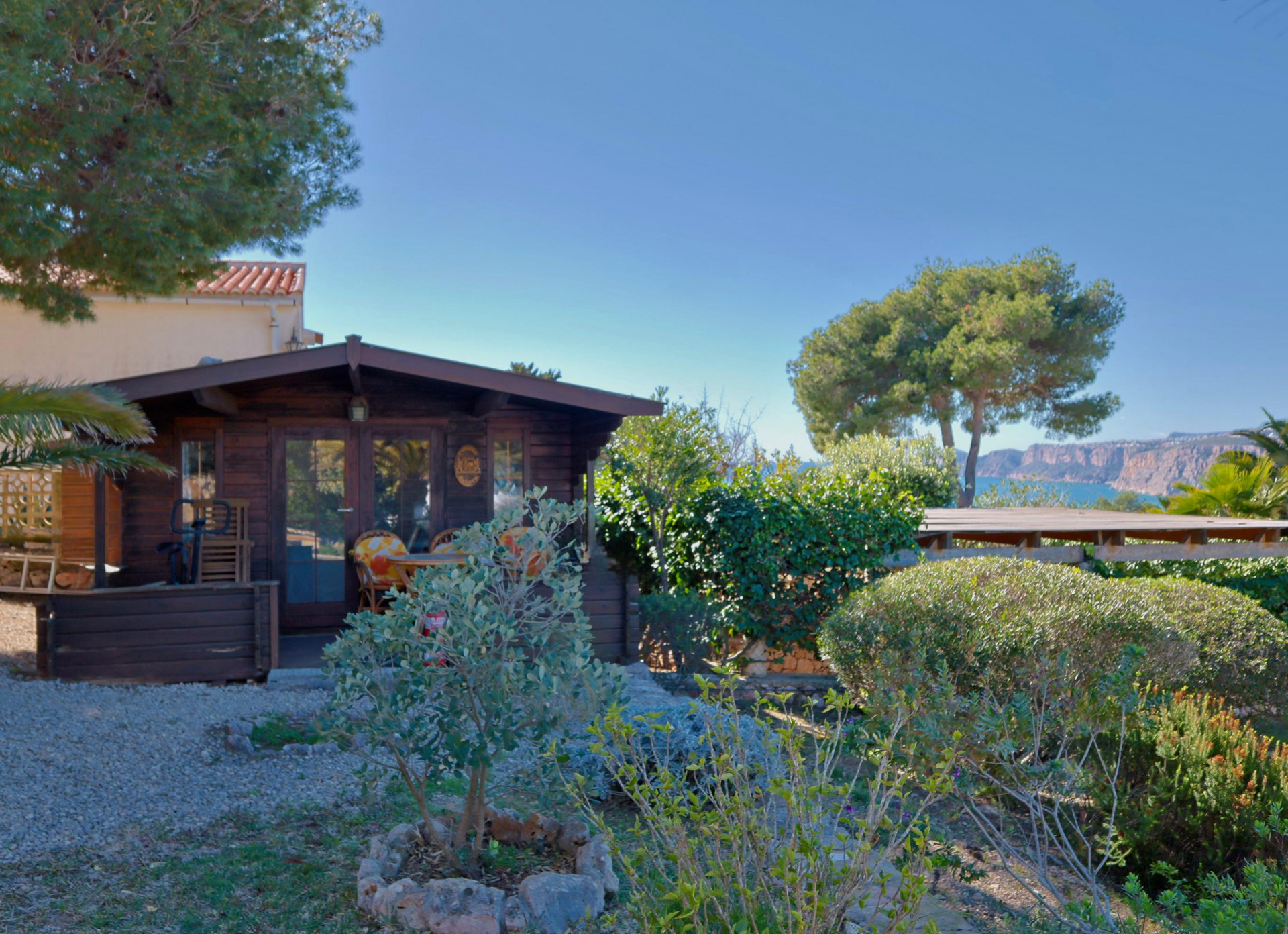 Uitzicht op de houten cabine, met een mediterrane tuin en uitzicht op zee in Jávea.