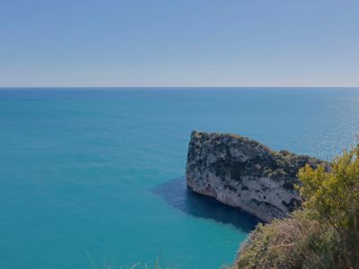 Panoramisch uitzicht op de Middellandse Zee en rotsachtige klif vanaf de kustlijn van Jávea.