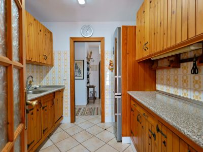 Rustieke keuken met houten kasten en granieten aanrecht.