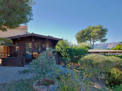 Uitzicht op de houten cabine, met een mediterrane tuin en uitzicht op zee in Jávea.