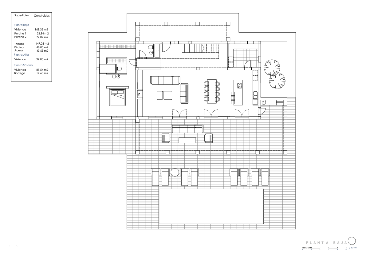 Gedetailleerde plattegrond van de begane grond met open woonkamer, keuken met kookeiland, hoofdslaapkamer en een ruim terras met zwembad van 48 m2.