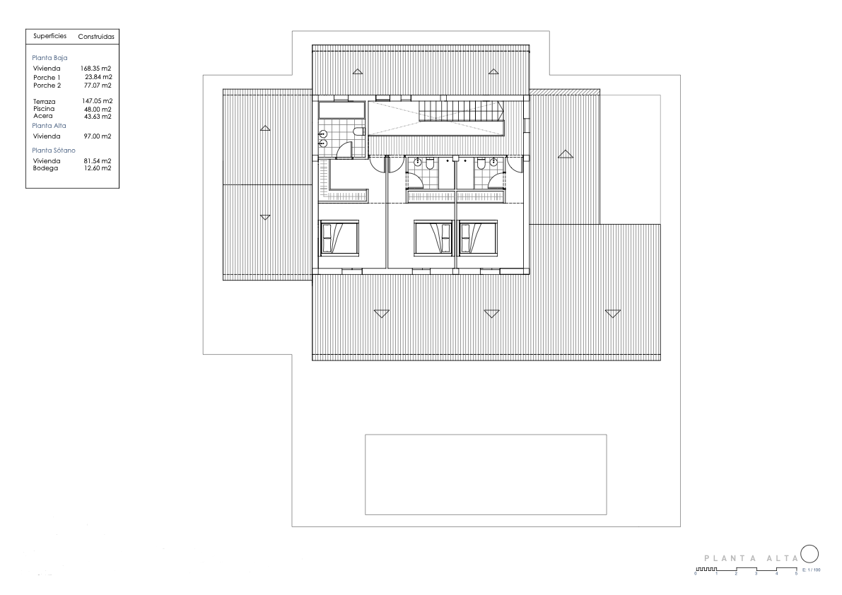 Technische plattegrond van de bovenverdieping met de indeling van drie slaapkamers, drie badkamers en de toegang tot de interne trap.