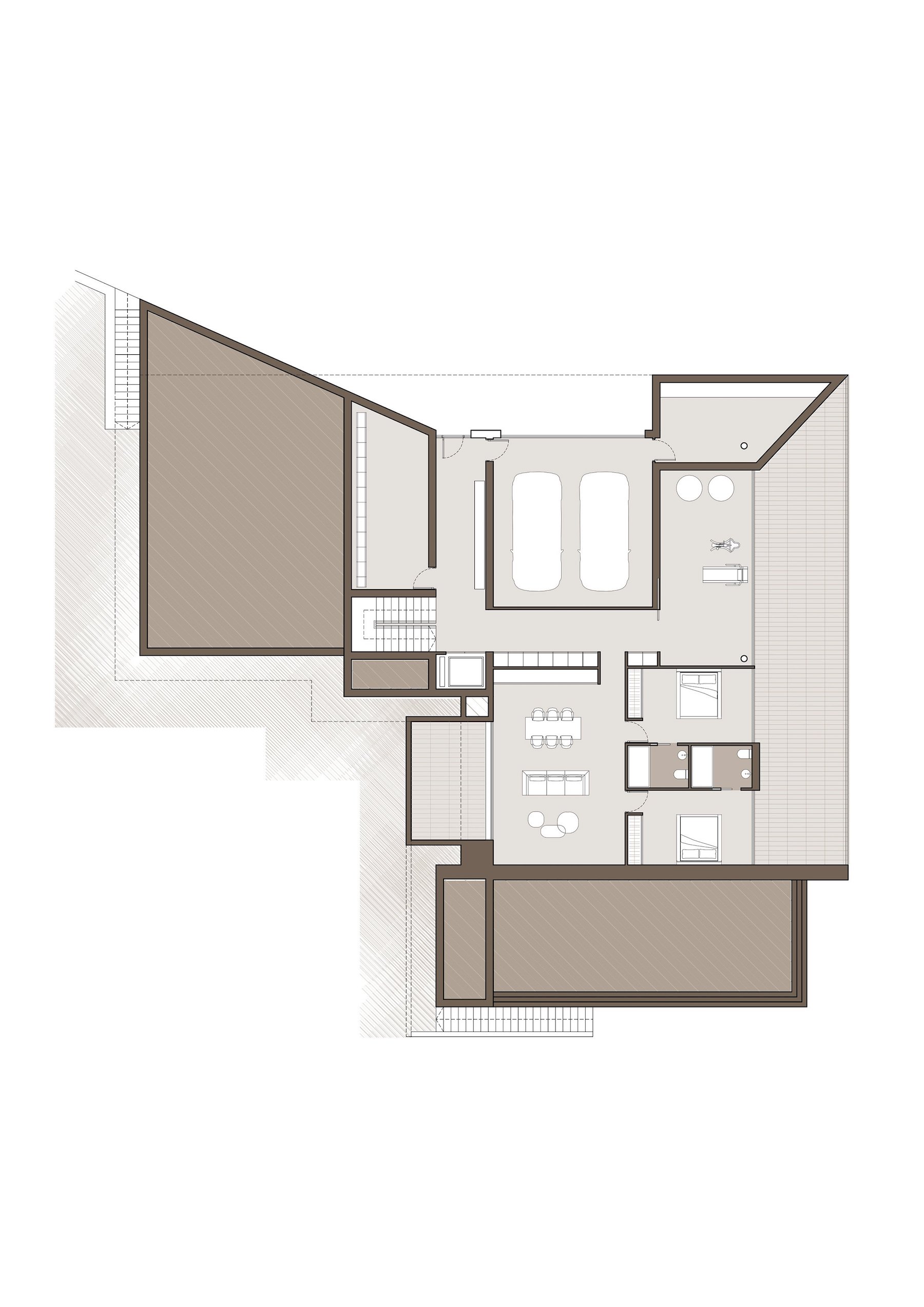 Gedetailleerde plattegrond van de begane grond met een dubbele garage, fitnessruimte, open woonkamer en twee slaapkamers, omgeven door ruime terrassen.