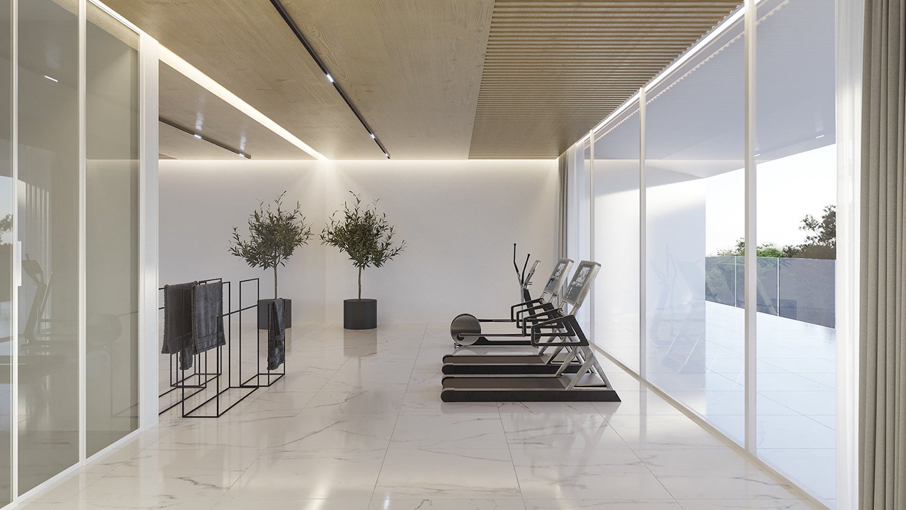 Privé fitnessruimte met witte marmeren vloer, houten plafond met geïntegreerde verlichting en kamerhoge glazen wanden.