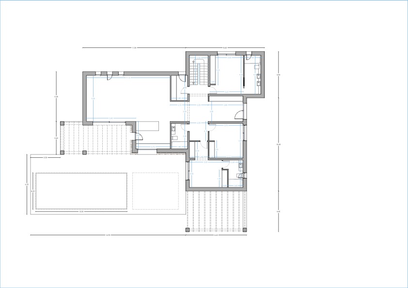 Gedetailleerde technische plattegrond van de begane grond met de indeling van de woonkamer, drie slaapkamers met eigen badkamer en het terras met zwembad.