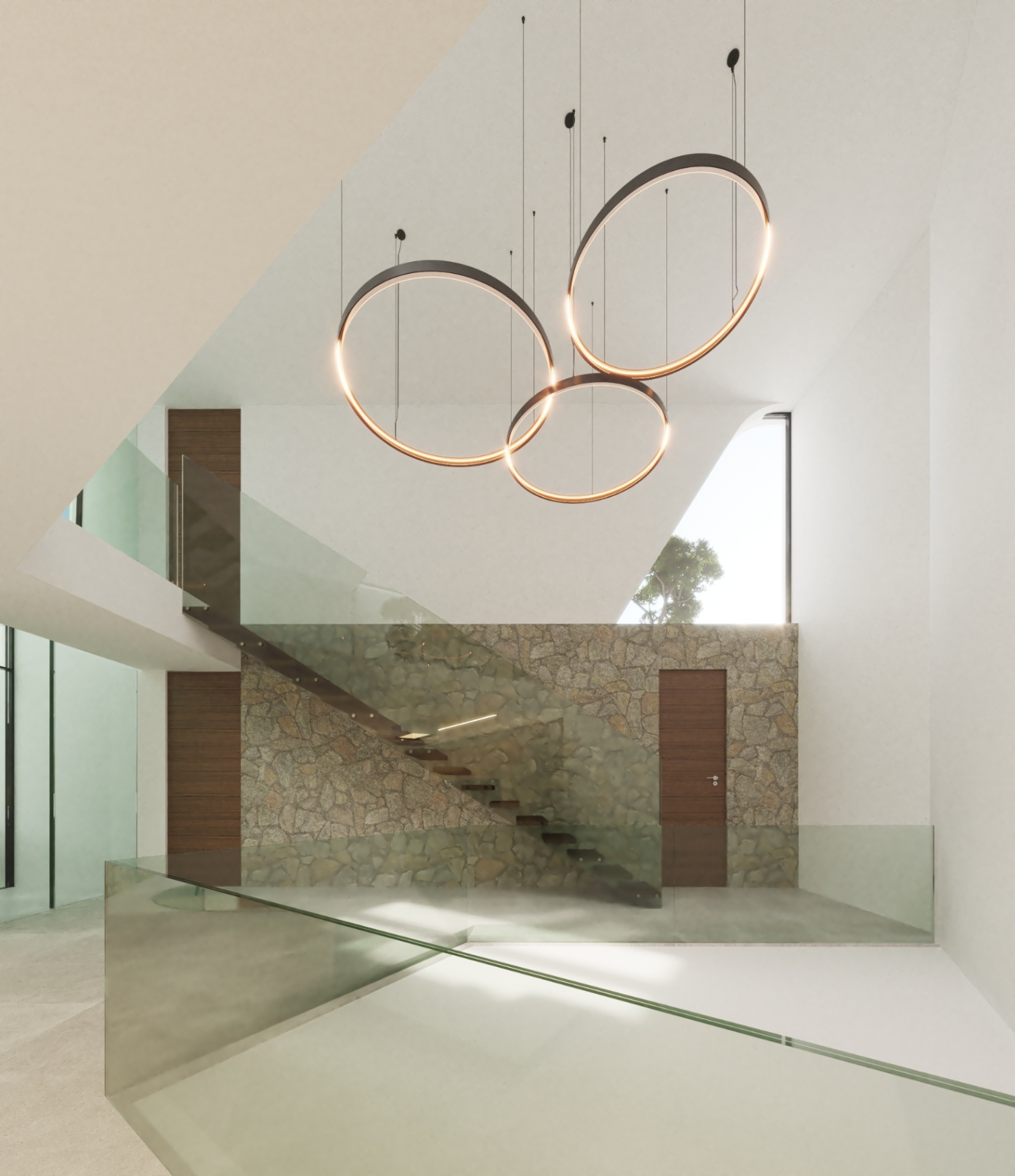 Zwevende trap met houten treden en glazen balustrades, gesitueerd bij een natuurstenen wand met moderne cirkelvormige hanglampen in een lichte, open ruimte.