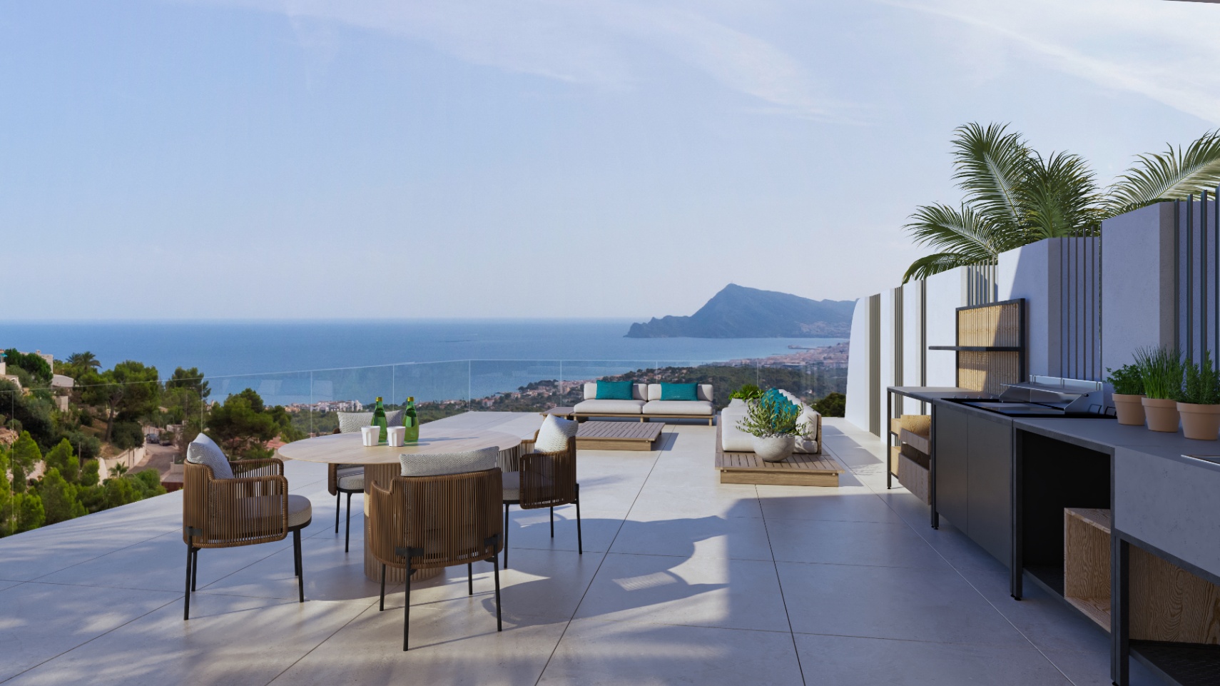 Buitenterras met buitenkeuken, eethoek en loungegedeelte. Het biedt panoramisch uitzicht op de Middellandse Zee en de kust van Altea achter een glazen balustrade.
