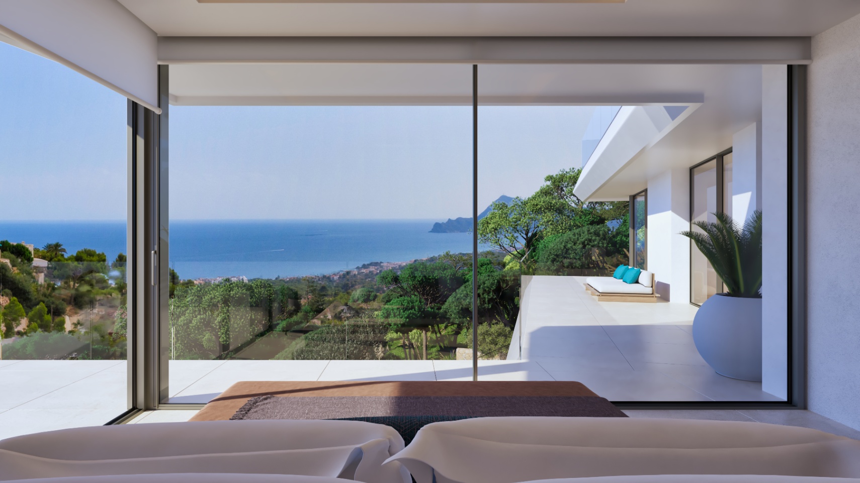 Hoofdslaapkamer met kamerhoge glazen schuifdeuren die uitkomen op een privéterras met panoramisch uitzicht op de Middellandse Zee en modern buitenmeubilair.