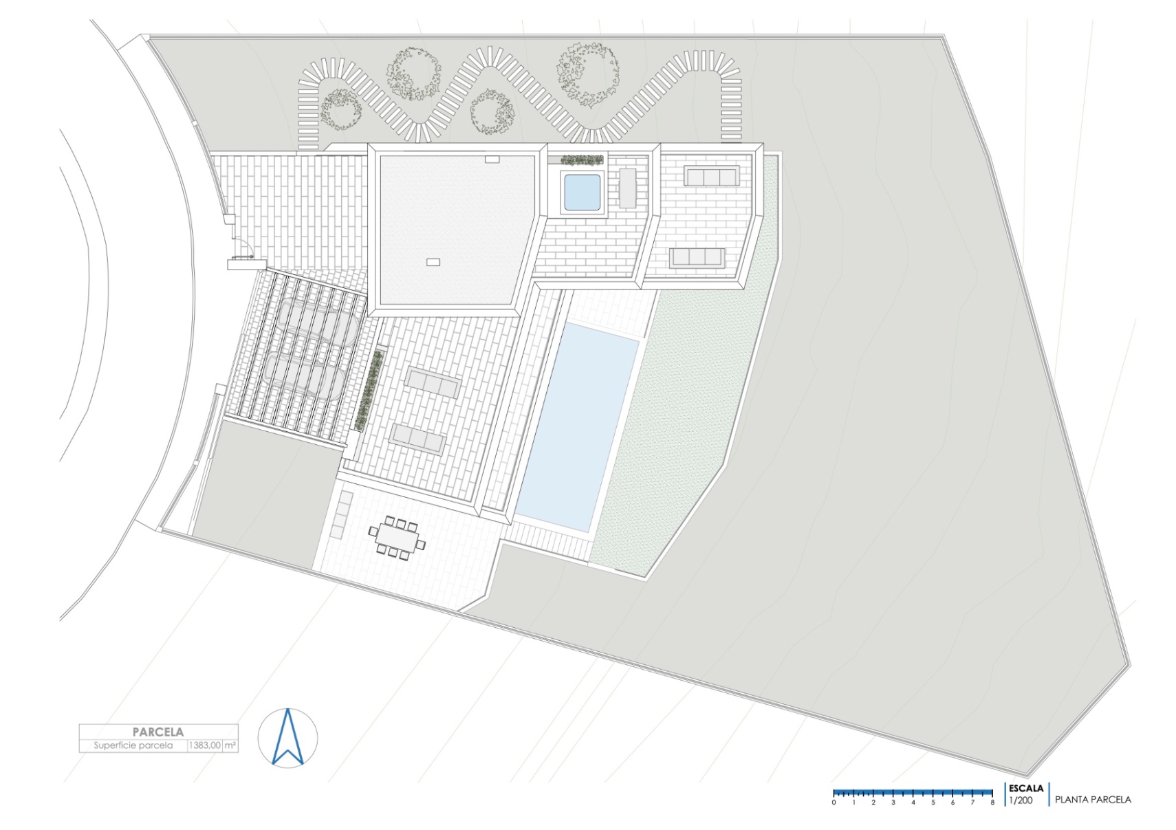 Situatieplan van het perceel van 1.383 m² met de indeling van de villa, het overloopzwembad, de terrassen en de aangelegde tuinpaden.