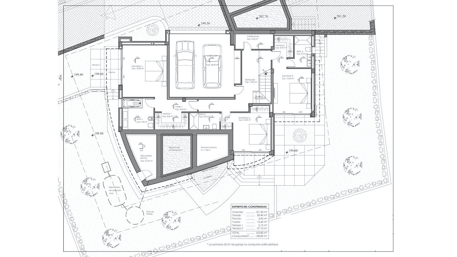 Technische plattegrond van de benedenverdieping met drie slaapkamers met en-suite badkamers, inloopkasten, een dubbele garage en de technische buitenruimtes.