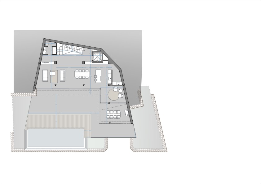 Architecturale plattegrond van de begane grond met open woonkamer, keuken, lift en een groot buitenterras voorzien van een zwembad.