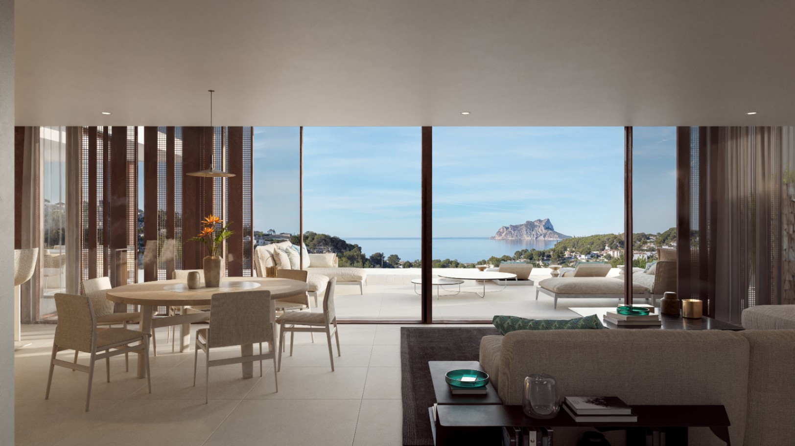 Open woon- en eetkamer met kamerhoge glazen schuifdeuren die een panoramisch uitzicht bieden op de Middellandse Zee en de Peñón de Ifach.
