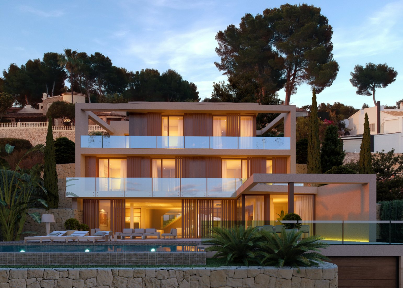 Vooraanzicht van moderne villa met verlicht zwembad en glazen balkons in Benissa.