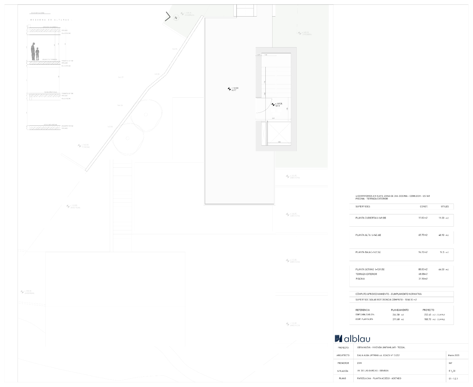 Architectonisch plan met details van de indeling van de villa, inclusief landschapsarchitectuur, zwembad en hoogteniveaus.