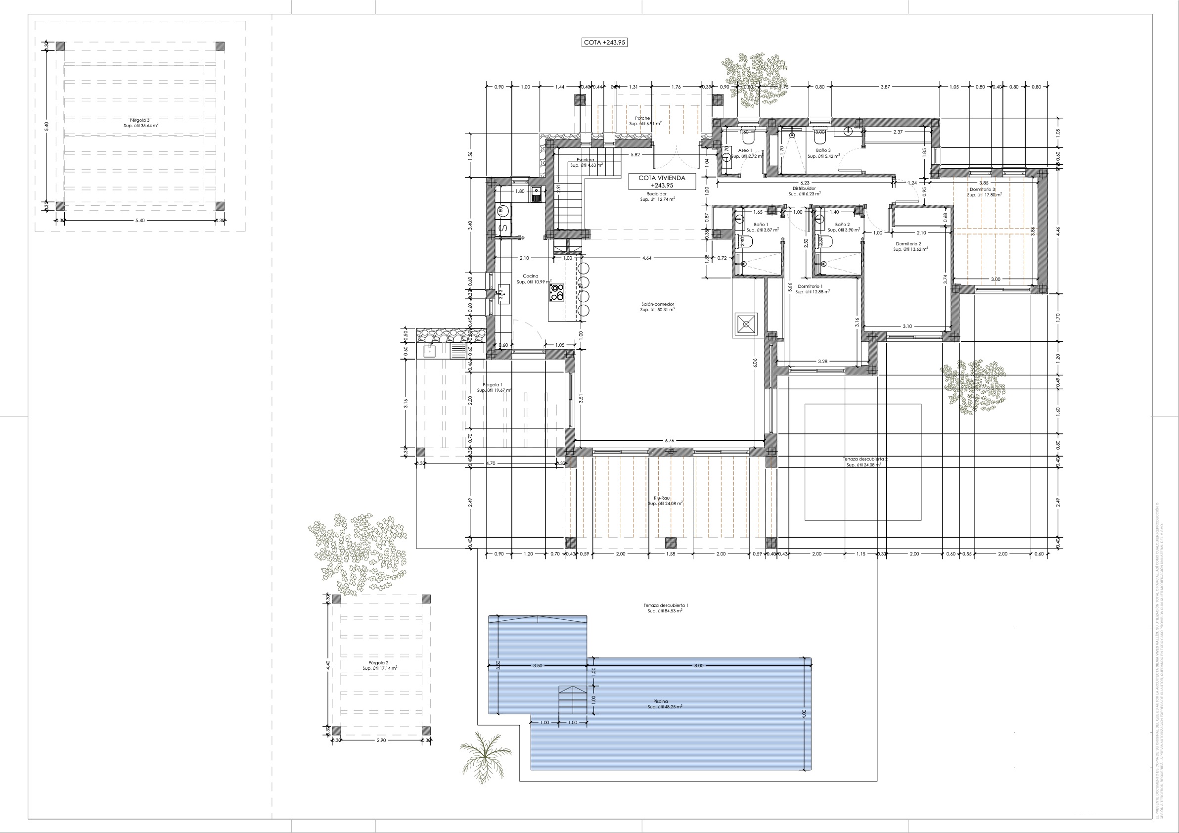 Gedetailleerde plattegrond van de begane grond met drie slaapkamers met en-suite badkamers, open keuken en woonkamer, en ruime terrassen met zwembad.