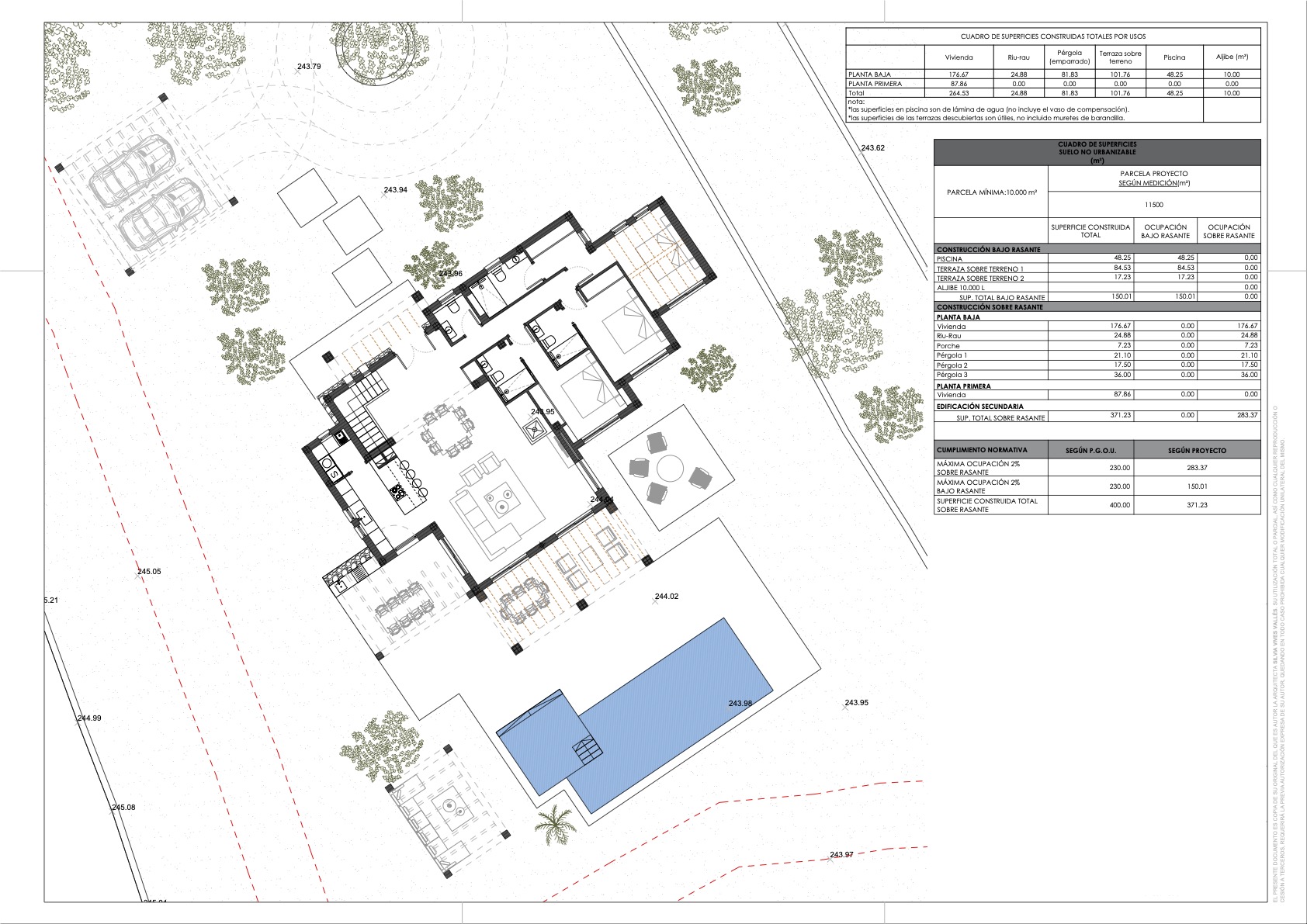 Gedetailleerde technische plattegrond van de begane grond en buitenruimtes, met de indeling van kamers, het zwembad, terrassen en de tabel met oppervlaktes.