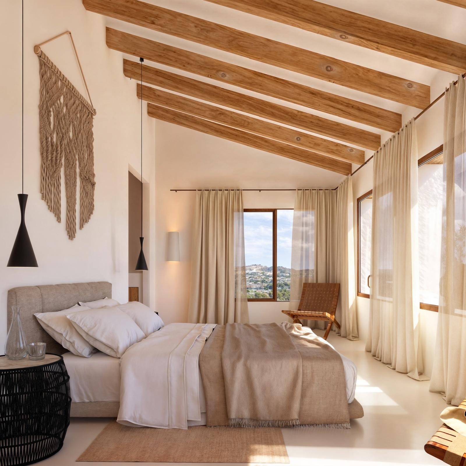 Hoofdslaapkamer met hoge schuine plafonds met houten balken, grote ramen met uitzicht op het landschap en een mediterraan interieur in neutrale tinten.