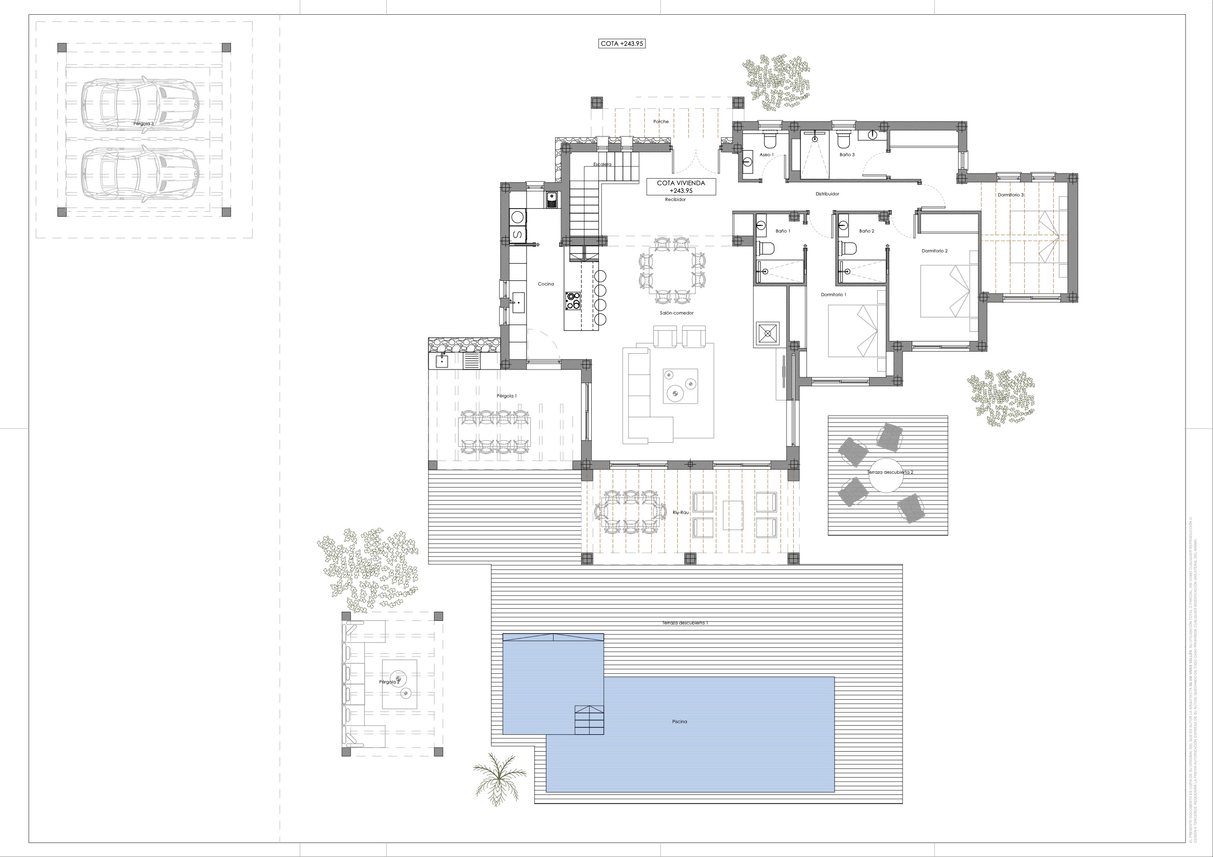 Technische plattegrond van de begane grond met drie slaapkamers met eigen badkamer, een open leefruimte en ruime buitenruimtes inclusief zwembad, terrassen en carports.