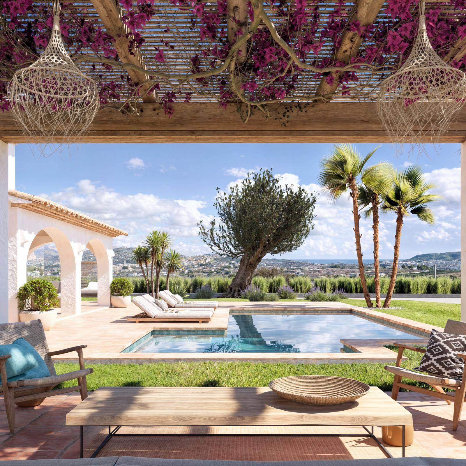 Terras met houten pergola en bougainvillea, uitkijkend op een L-vormig zwembad, olijfboom en panoramisch uitzicht over de kustlijn.