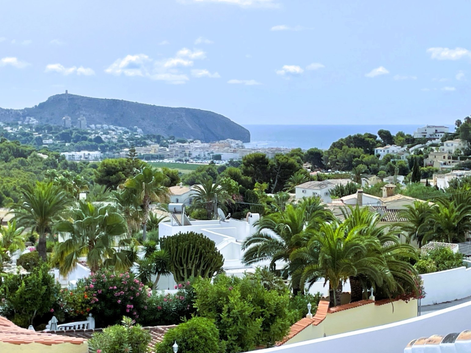 Verhoogd panoramisch uitzicht over de kust van Moraira, de Middellandse Zee en de Cap d'Or, omgeven door weelderige mediterrane beplanting.