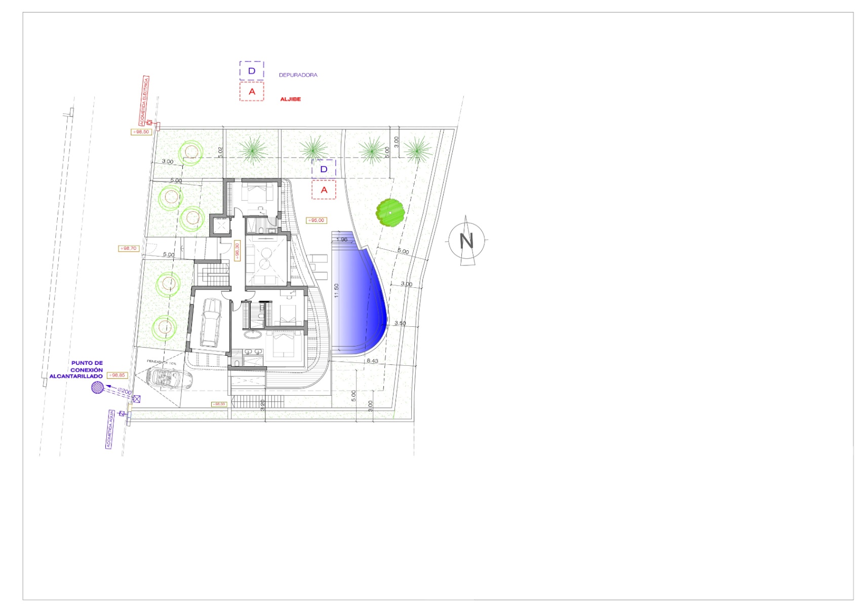 Technische situatietekening van de begane grond en buitenruimtes, inclusief de indeling van kamers, garage en het organisch gevormde zwembad.
