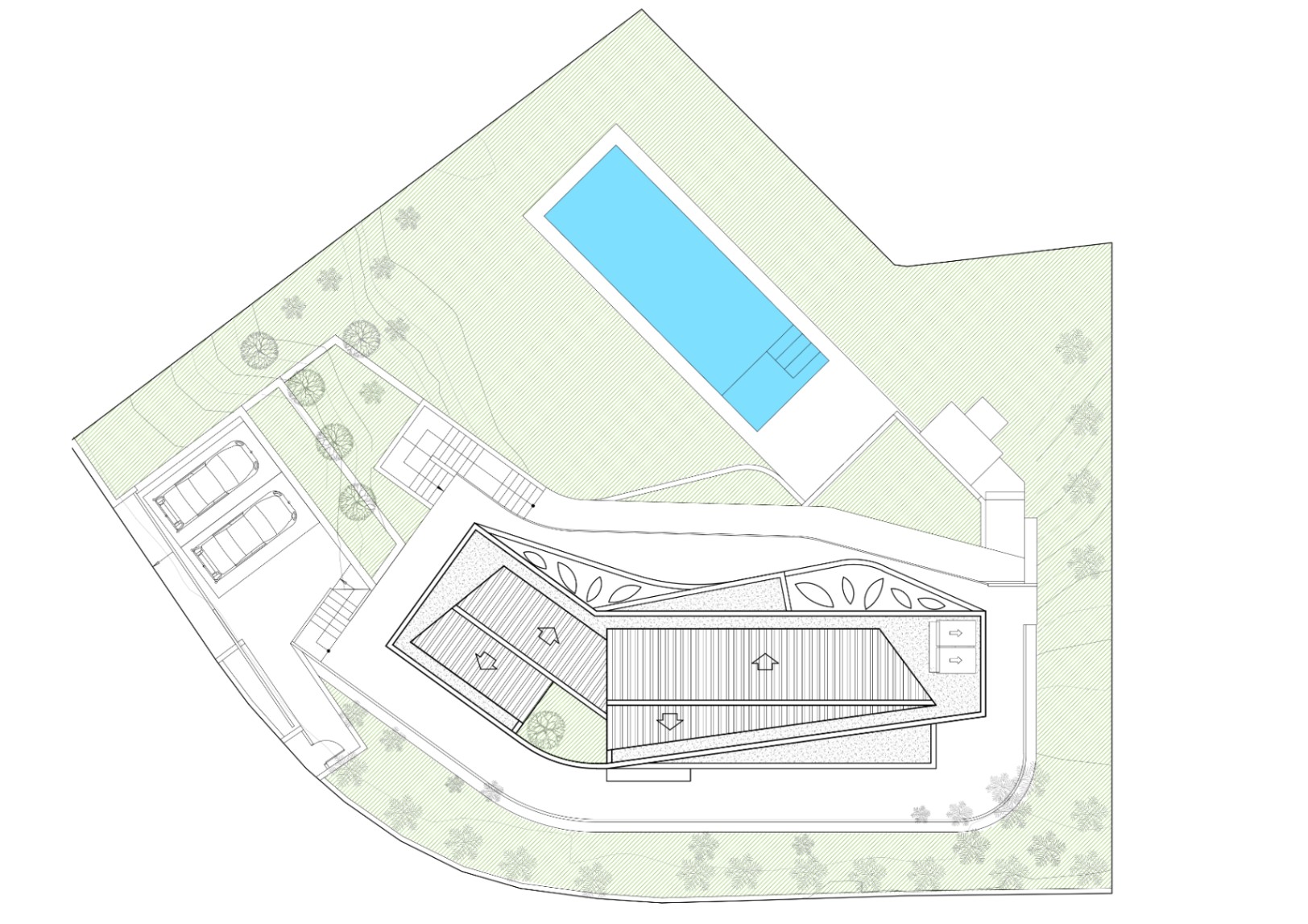 Situatieplan met het gebogen architecturale ontwerp van de villa, het rechthoekige zwembad, de dubbele carport en de indeling van de tuin.