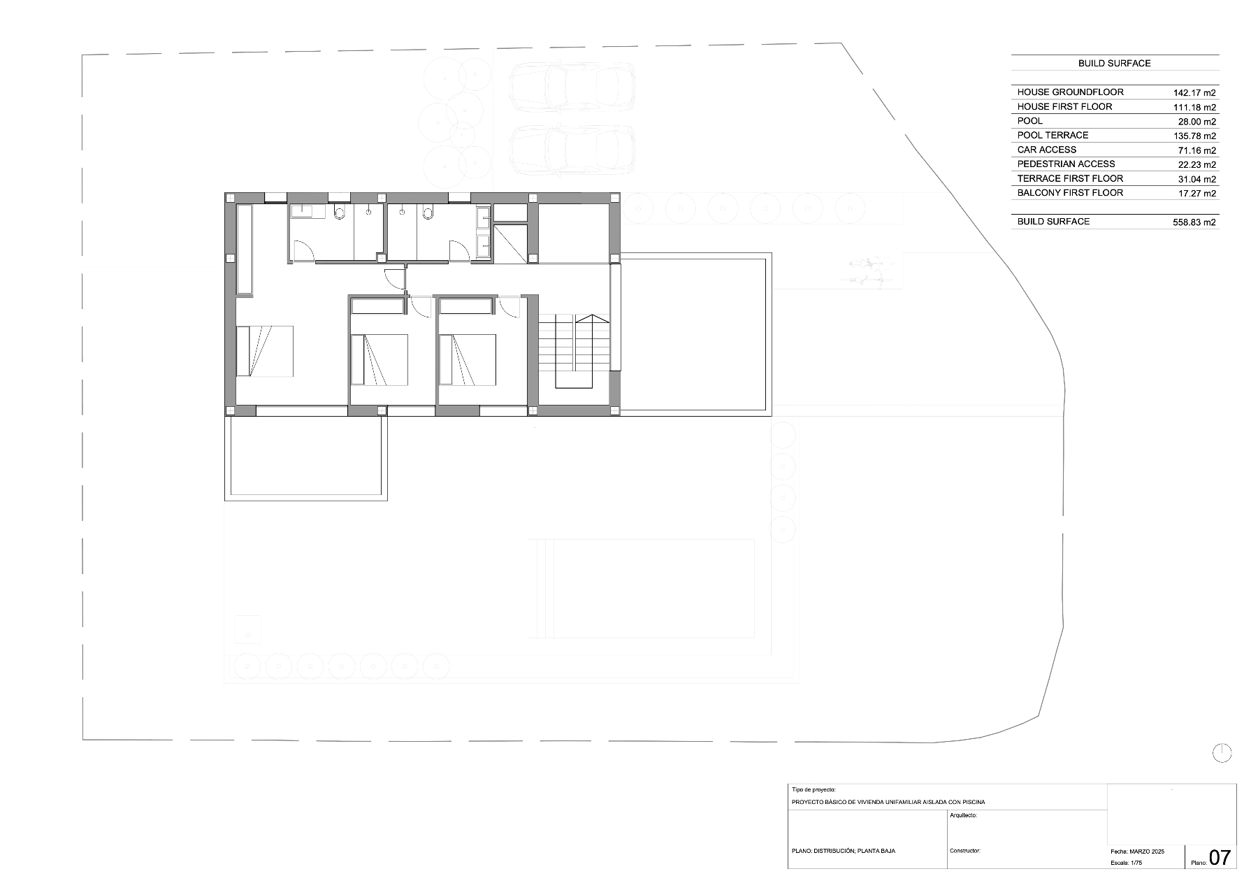 Technische plattegrond van de begane grond met de indeling van drie slaapkamers, badkamers, het zwembadgedeelte en parkeerplaatsen op een bebouwde oppervlakte van 558 m².