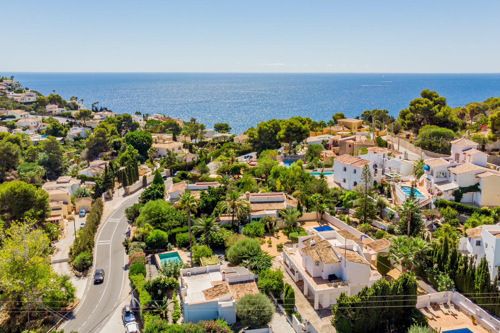 Panoramisch luchtfoto van het kustgebied van Baladrar, met de nabijheid van de Middellandse Zee en het groene landschap met traditionele witte villa's.